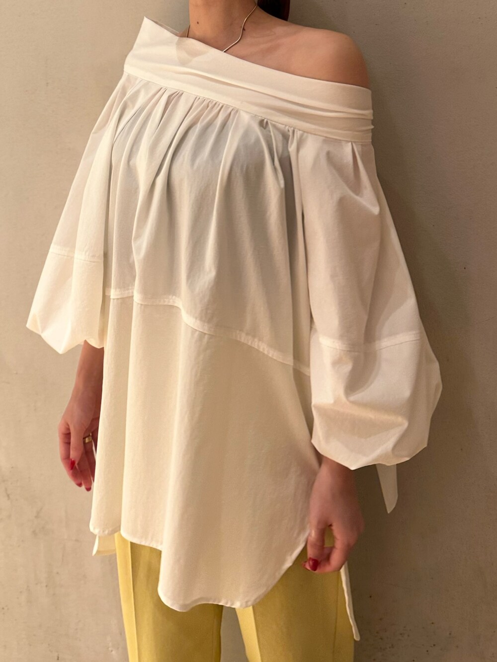 ホワイト系のシャツ/ブラウス、イエロー系のその他パンツ、ブラック系のサンダルを着用したレディースの夏コーディネートの4枚目の写真
