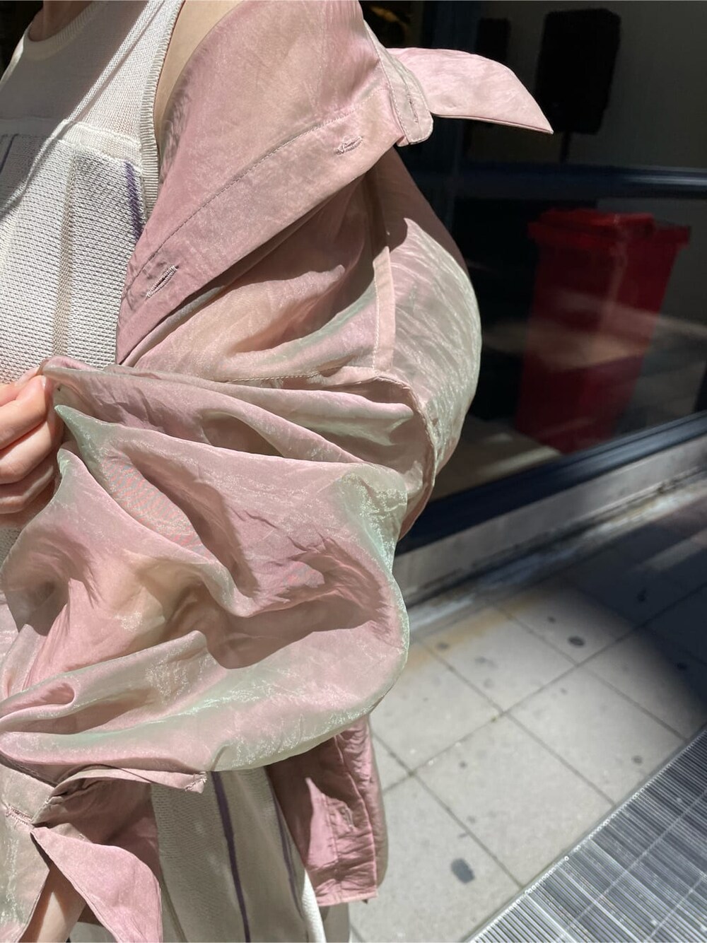 パープル系のワンピース、ピンク系のシャツ/ブラウスを着用したレディースの夏コーディネートの10枚目の写真