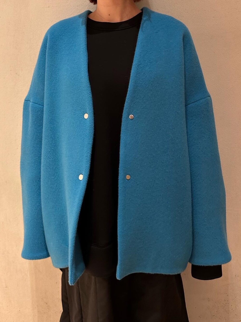 ブルー系のノーカラーコート、ブラック系のブーツ、ブラック系のワンピースを着用したレディースの夏コーディネートの6枚目の写真