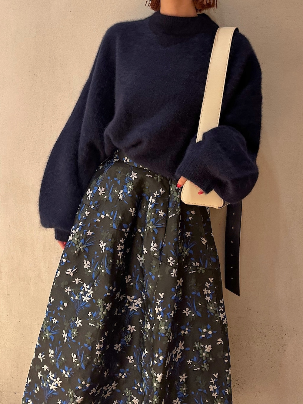 その他のスカート、ブルー系のニット/セーター、ブラック系のブーツを着用したレディースの秋コーディネートの4枚目の写真