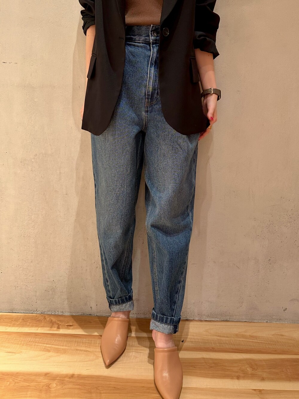 ブラック系のテーラードジャケット、ブルー系のデニムパンツ、イエロー系のテーラードジャケットを着用したレディースの冬コーディネートの4枚目の写真