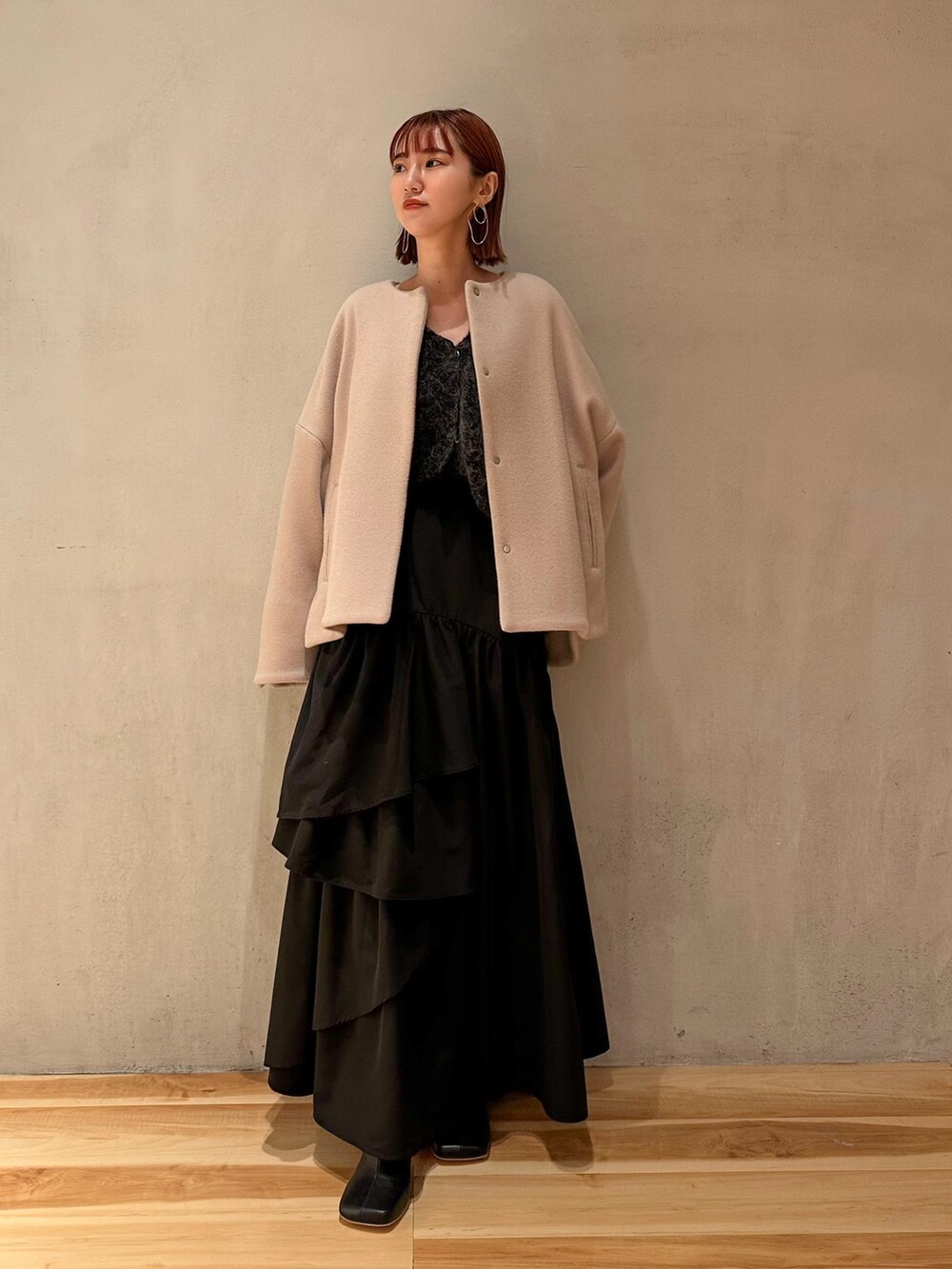 グレー系のカーディガン/ボレロ、ブラック系のスカート、ブラック系のブーツを着用したレディースの夏コーディネートの7枚目の写真