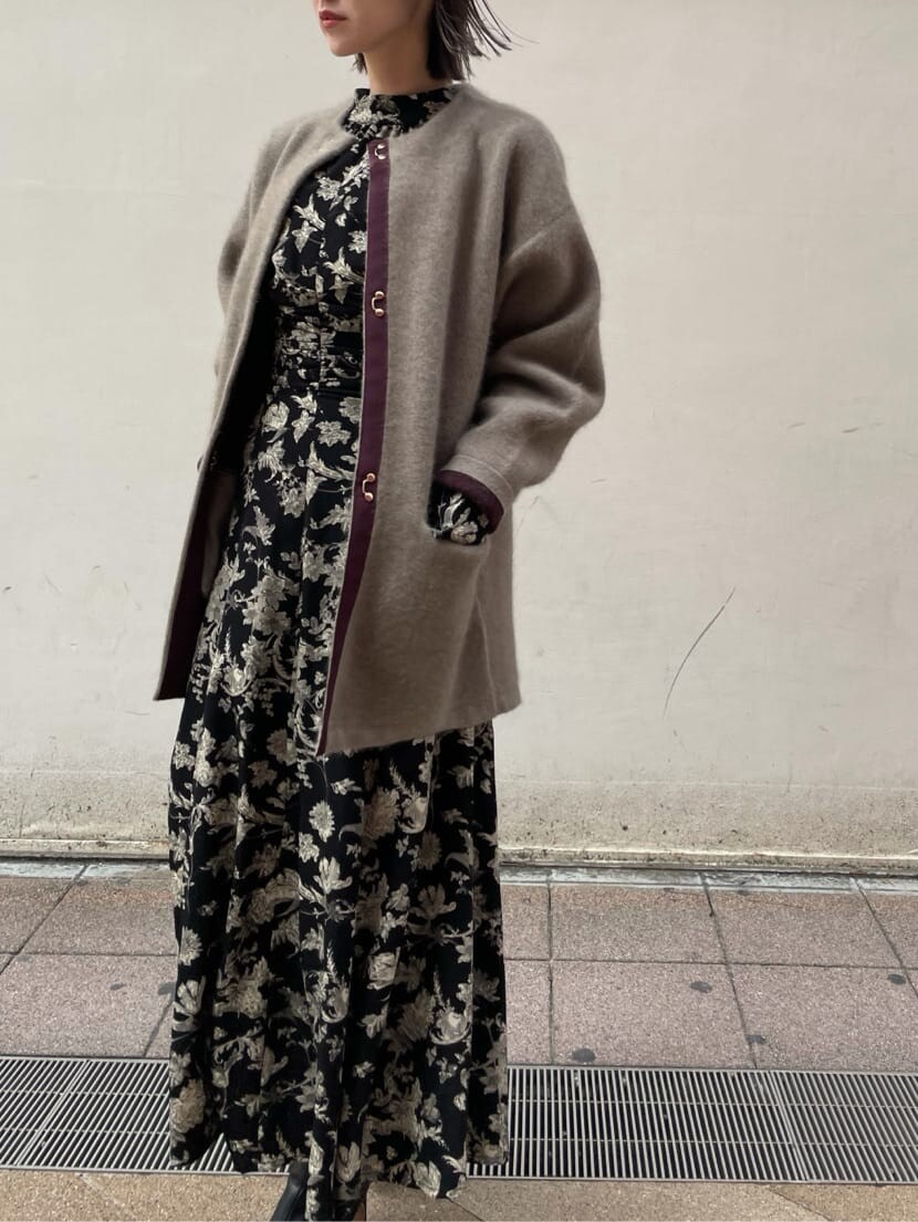 ブラック系のその他シューズ、ブラック系のワンピース、ベージュ系のカーディガン/ボレロを着用したレディースの秋コーディネートの2枚目の写真