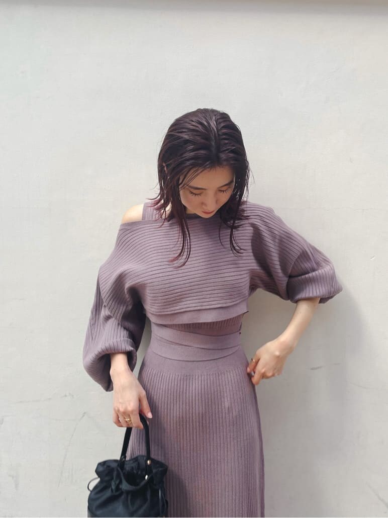 ホワイト系のその他シューズ、パープル系のワンピース、ブラック系のハンドバッグを着用したレディースの秋コーディネートの6枚目の写真