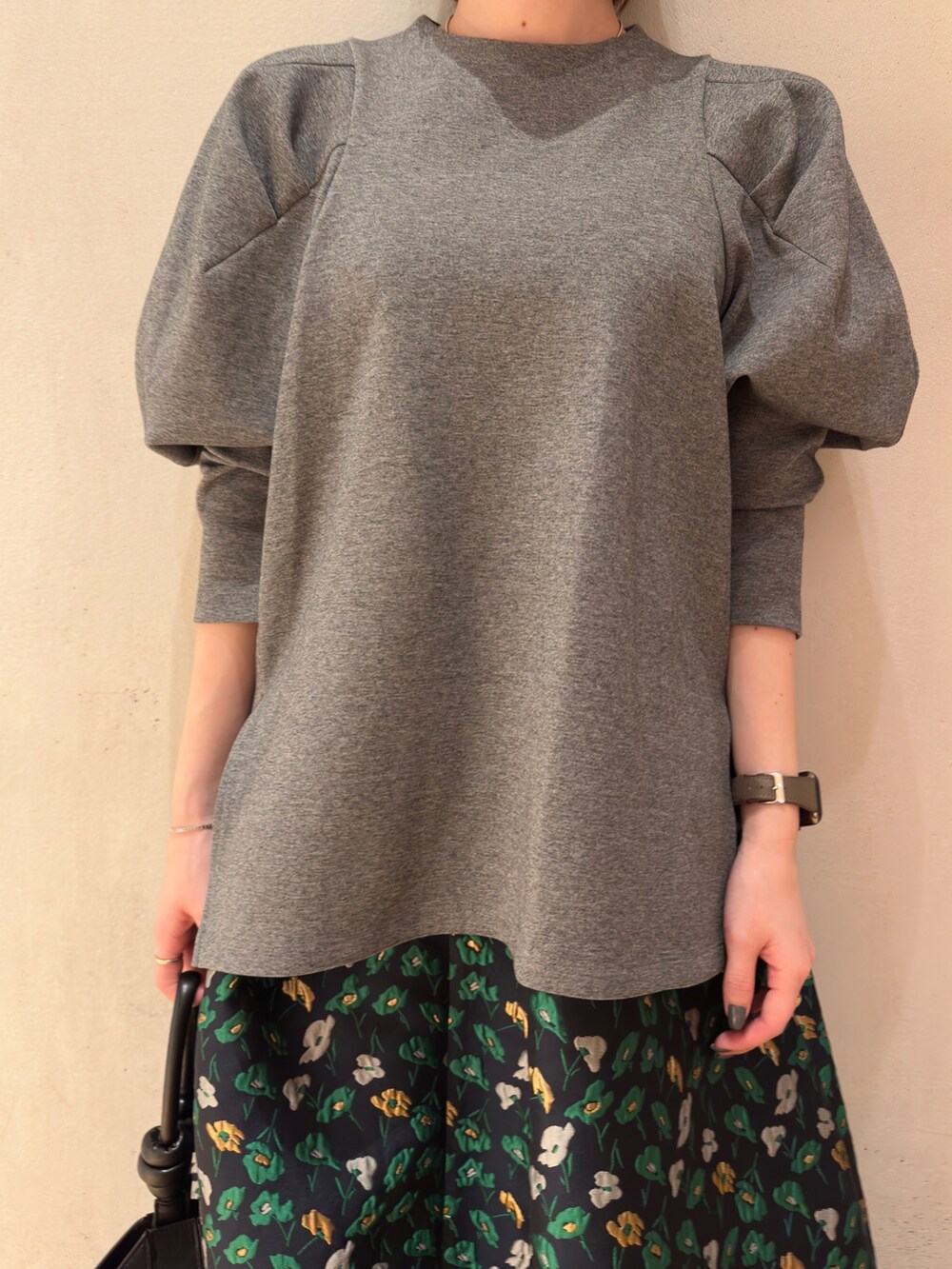 グレー系のTシャツ/カットソー、ブラック系のハンドバッグ、ブルー系のスカートを着用したレディースの春コーディネートの5枚目の写真