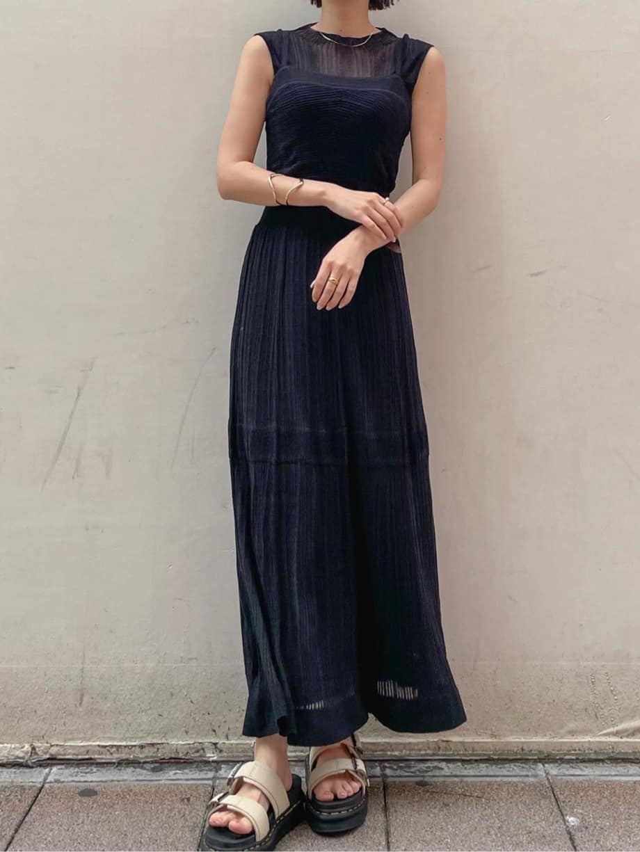 ベージュ系のサンダル、ブラック系のワンピース、ゴールド系のブレスレットを着用したレディースの夏コーディネートの3枚目の写真