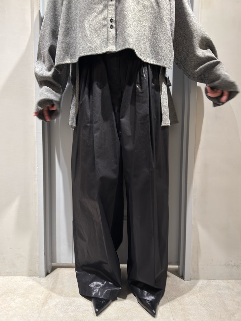 グレー系のシャツ/ブラウス、ブラック系のその他パンツを着用したレディースの冬コーディネートの7枚目の写真