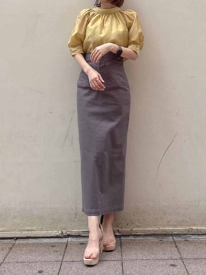 その他のパンプス、グレー系のスカート、イエロー系のシャツ/ブラウスを着用したレディースの夏コーディネートの2枚目の写真