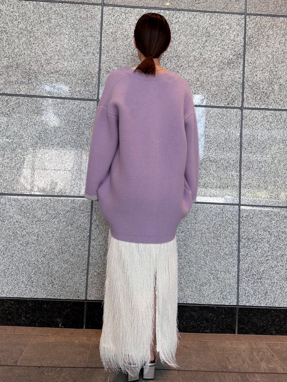 ホワイト系のスカート、ホワイト系のその他トップス、パープル系のカーディガン/ボレロを着用したレディースの夏コーディネートの5枚目の写真