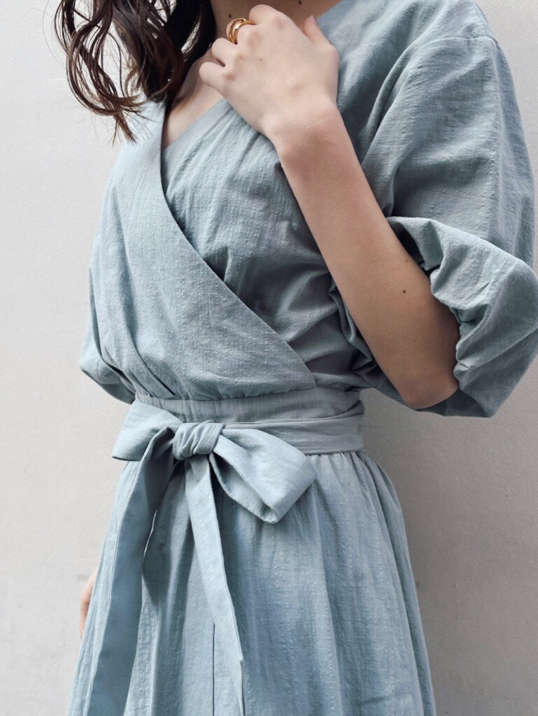 グリーン系のワンピースを着用したレディースの冬コーディネートの5枚目の写真