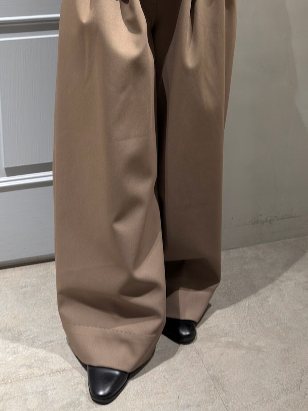 ベージュ系のブルゾン、ブラウン系のその他パンツを着用したレディースの冬コーディネートの7枚目の写真