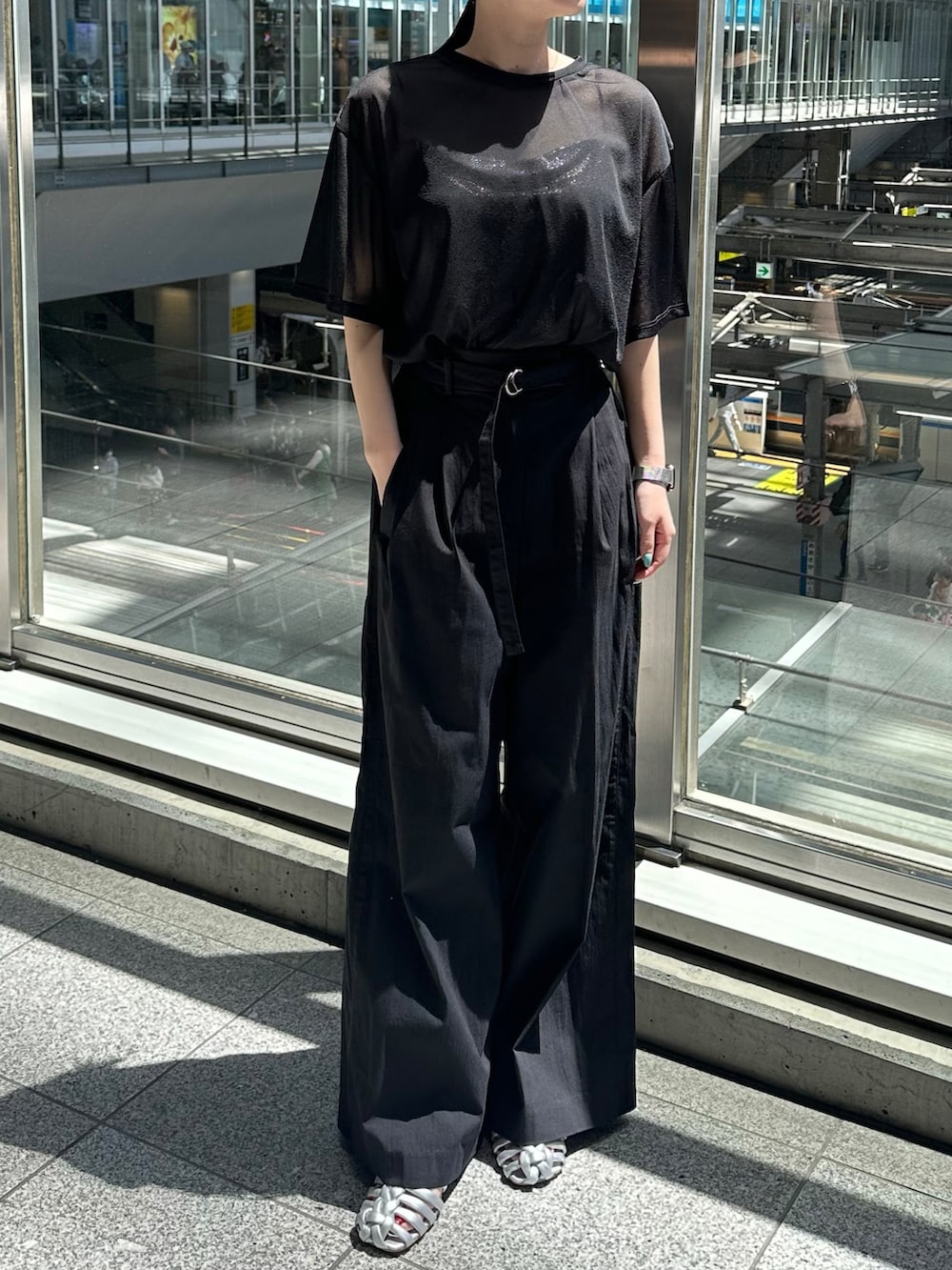 ブラック系のTシャツ/カットソー、ブラック系のその他パンツ、シルバー系のサンダルを着用したレディースの春コーディネートの3枚目の写真