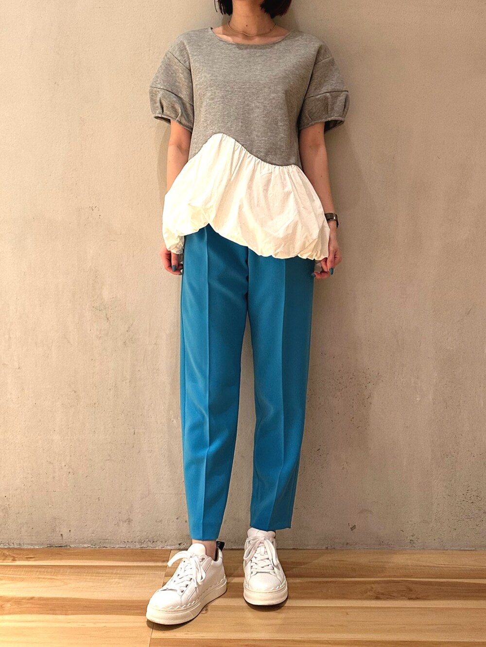 グレー系のTシャツ/カットソー、ブルー系のその他パンツ、ホワイト系のスニーカーを着用したレディースの春コーディネートの5枚目の写真