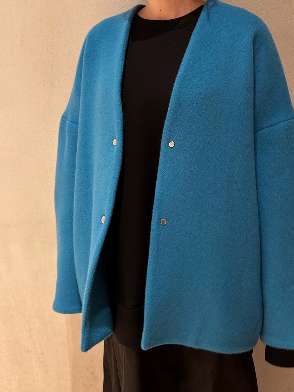 ブラック系のワンピース、ブラック系のブーツ、ブルー系のノーカラーコートを着用したレディースの夏コーディネートの8枚目の写真