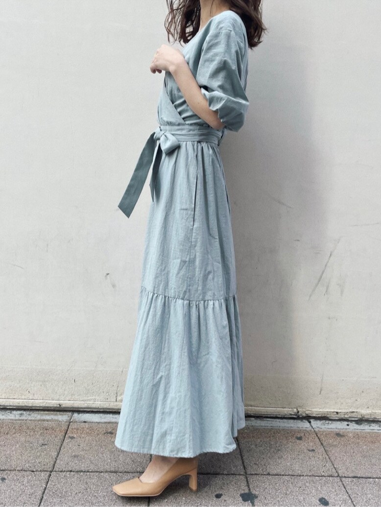 グリーン系のワンピースを着用したレディースの冬コーディネートの3枚目の写真