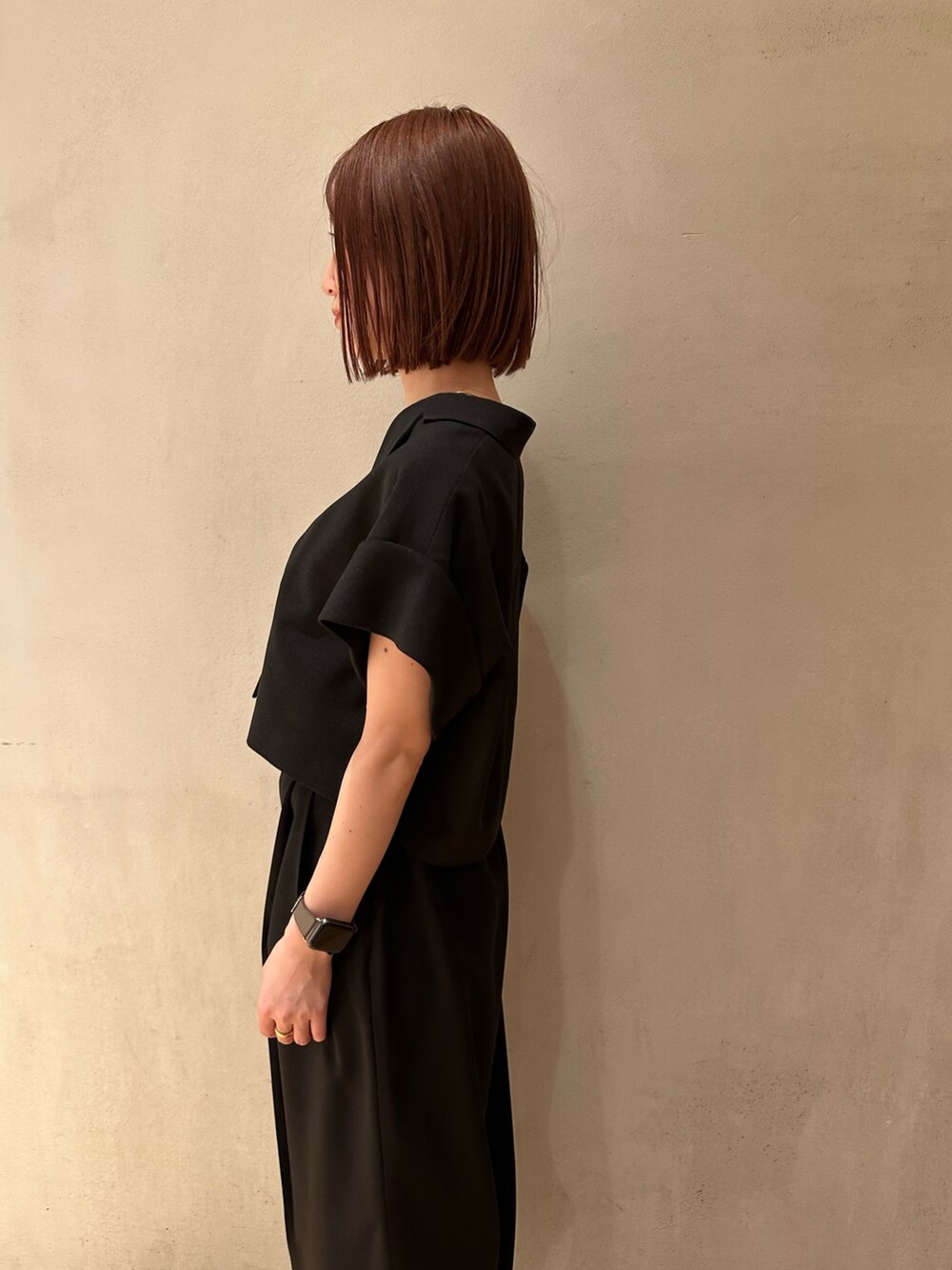 ブラック系のスラックス、ブラック系のニット/セーター、ブラック系のテーラードジャケットを着用したレディースの春コーディネートの3枚目の写真