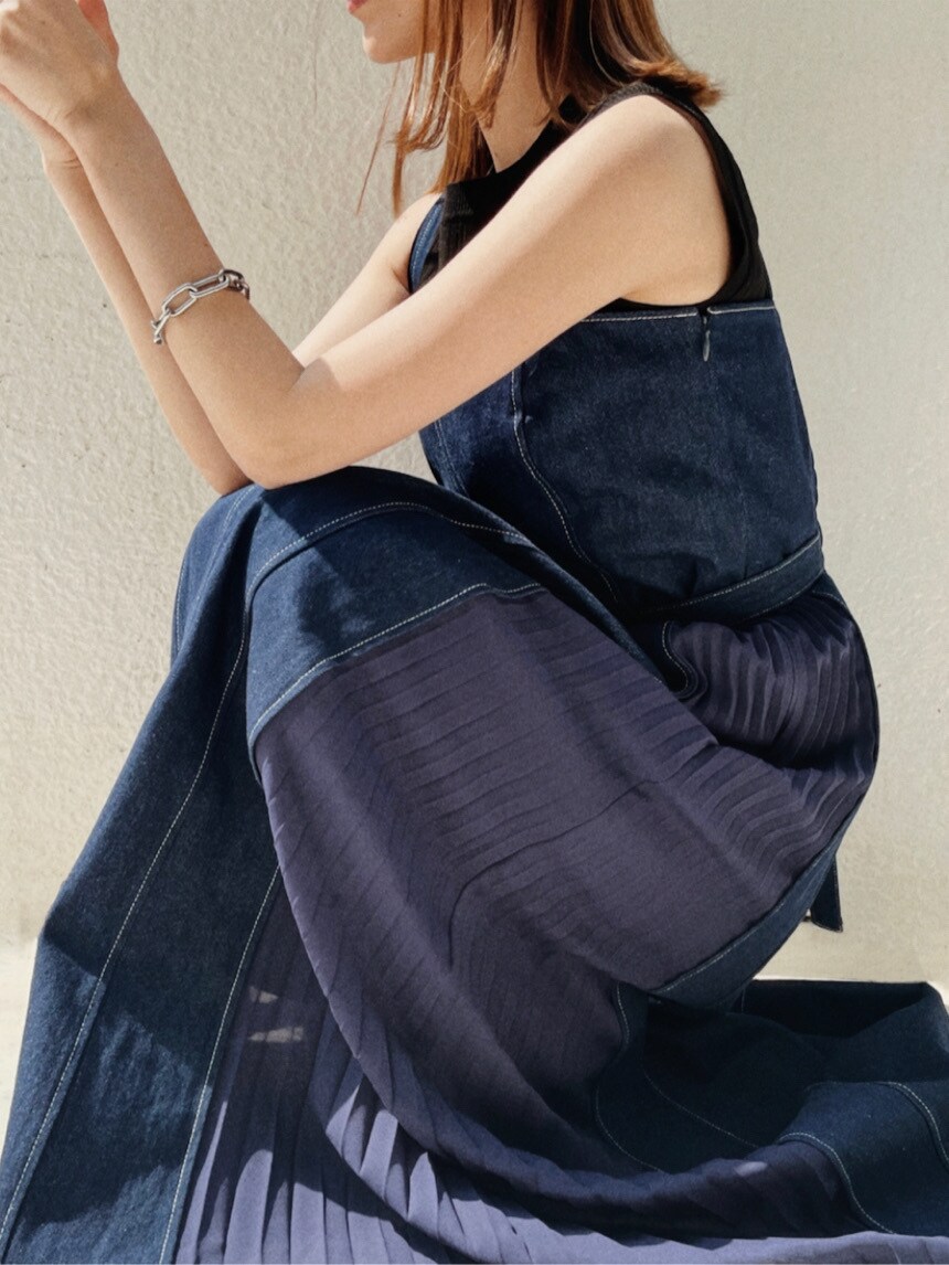 ブラック系のニット/セーター、ブラウン系のパンプス、ベージュ系のハンドバッグを着用したレディースの春コーディネートの6枚目の写真