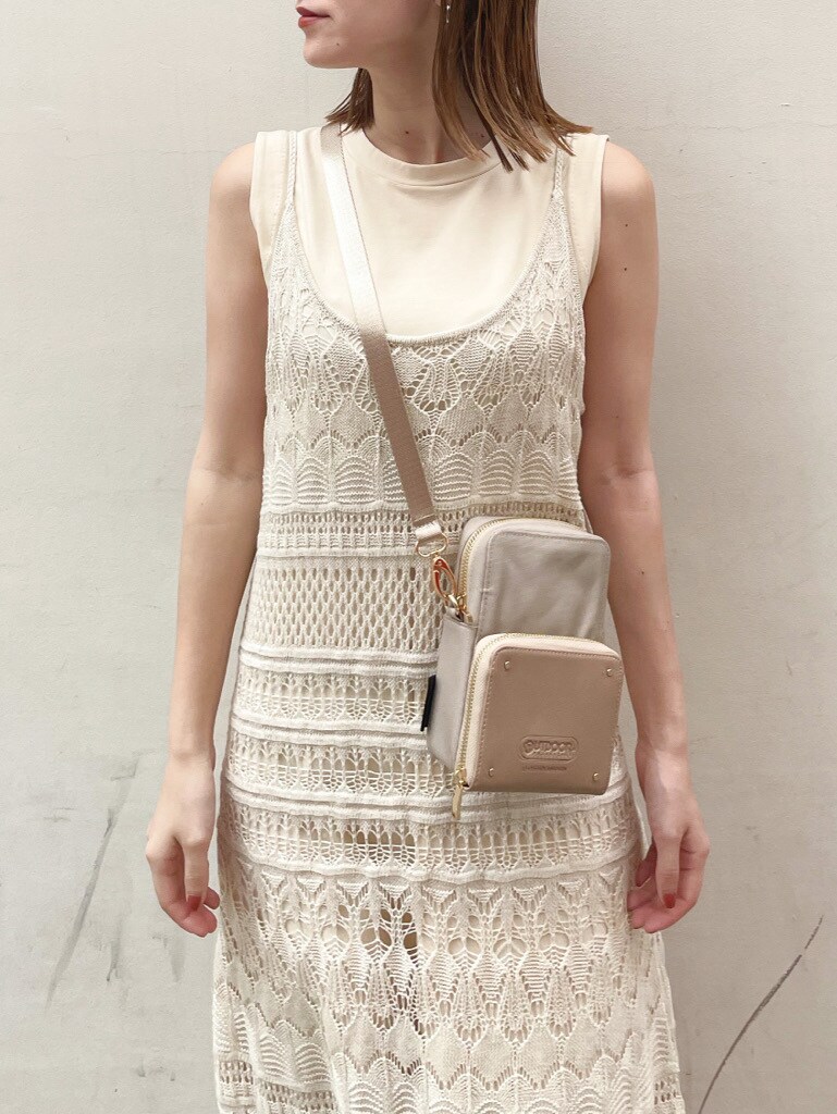 グリーン系のサンダル、ホワイト系のワンピースを着用したレディースの夏コーディネートの3枚目の写真