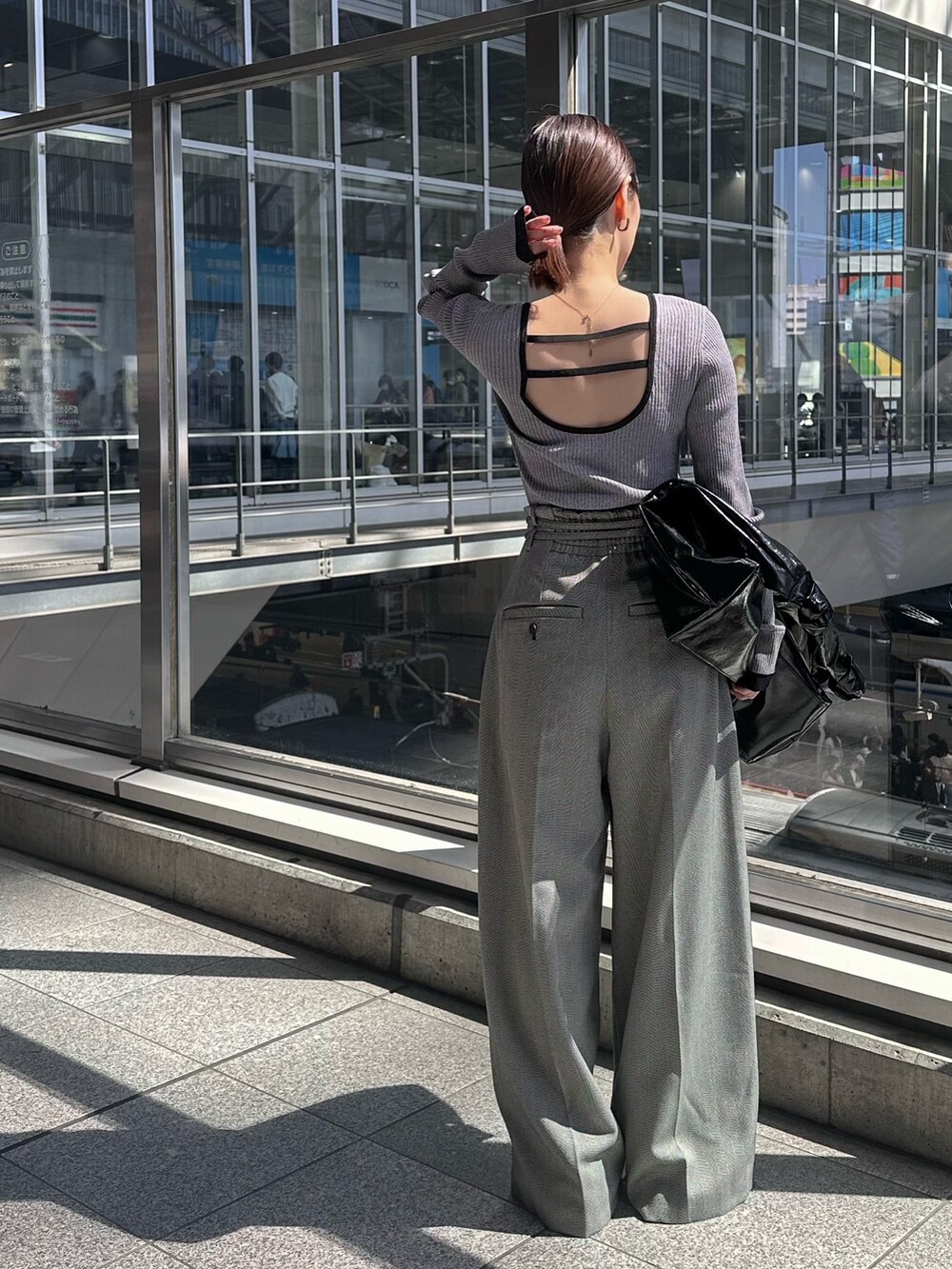 グレー系のニット/セーター、グレー系のその他パンツを着用したレディースの春コーディネートの3枚目の写真