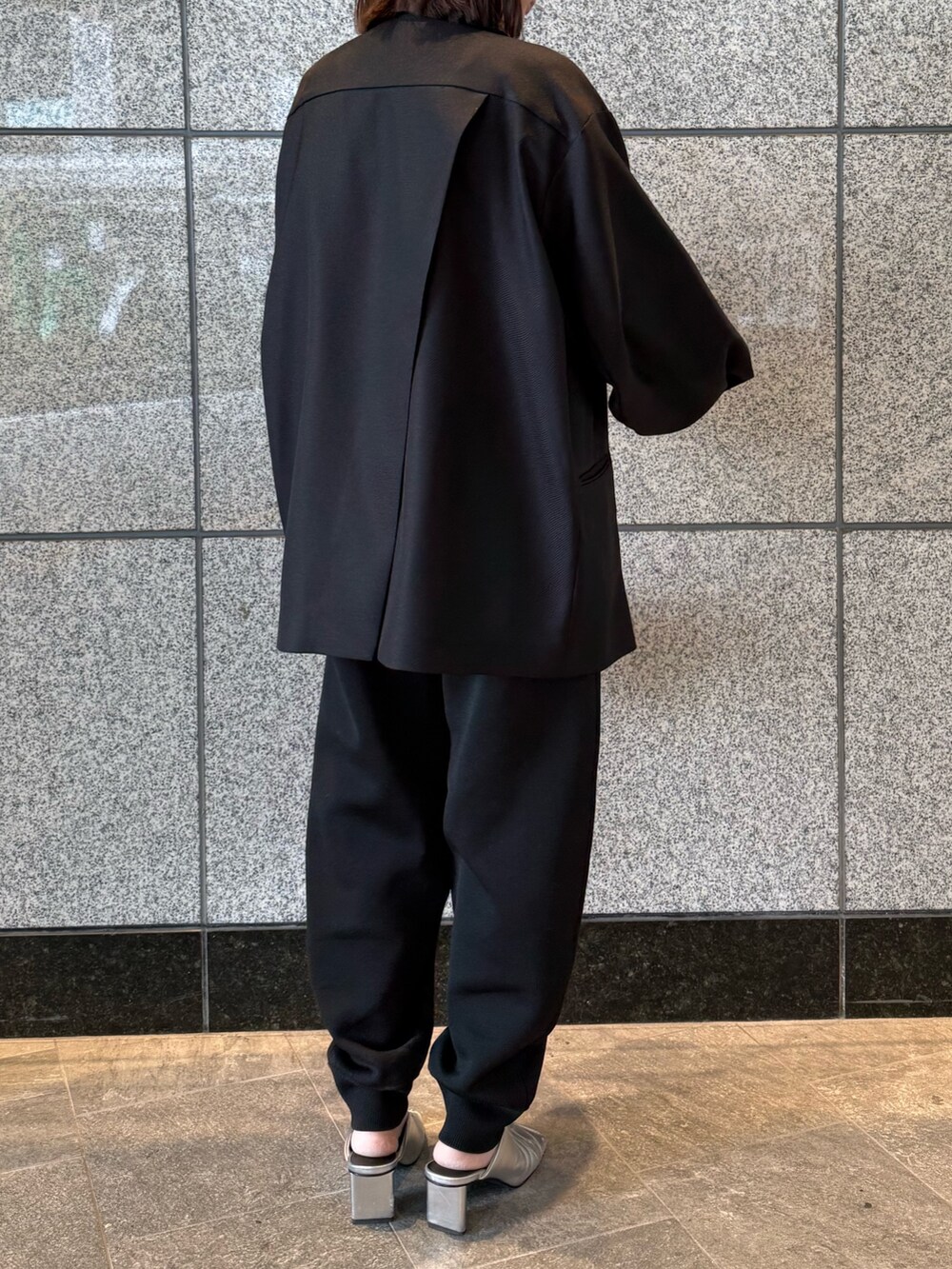 ブラック系のテーラードジャケット、ブラック系のその他パンツ、ブラック系のショルダーバッグを着用したレディースの冬コーディネートの5枚目の写真