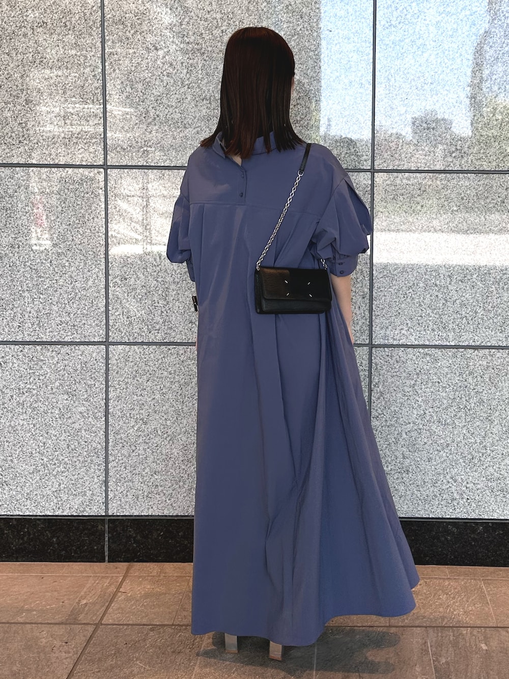 シルバー系のブーツ、ブルー系のワンピースを着用したレディースの夏コーディネートの8枚目の写真