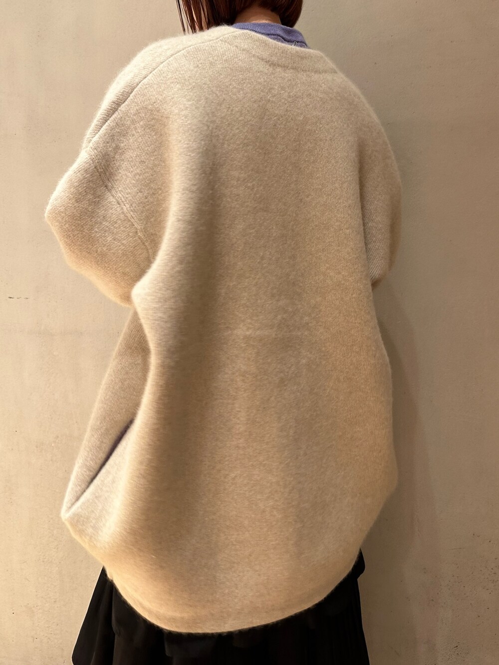 ブラック系のスカート、ホワイト系のノーカラージャケット、パープル系のニット/セーターを着用したレディースの夏コーディネートの7枚目の写真