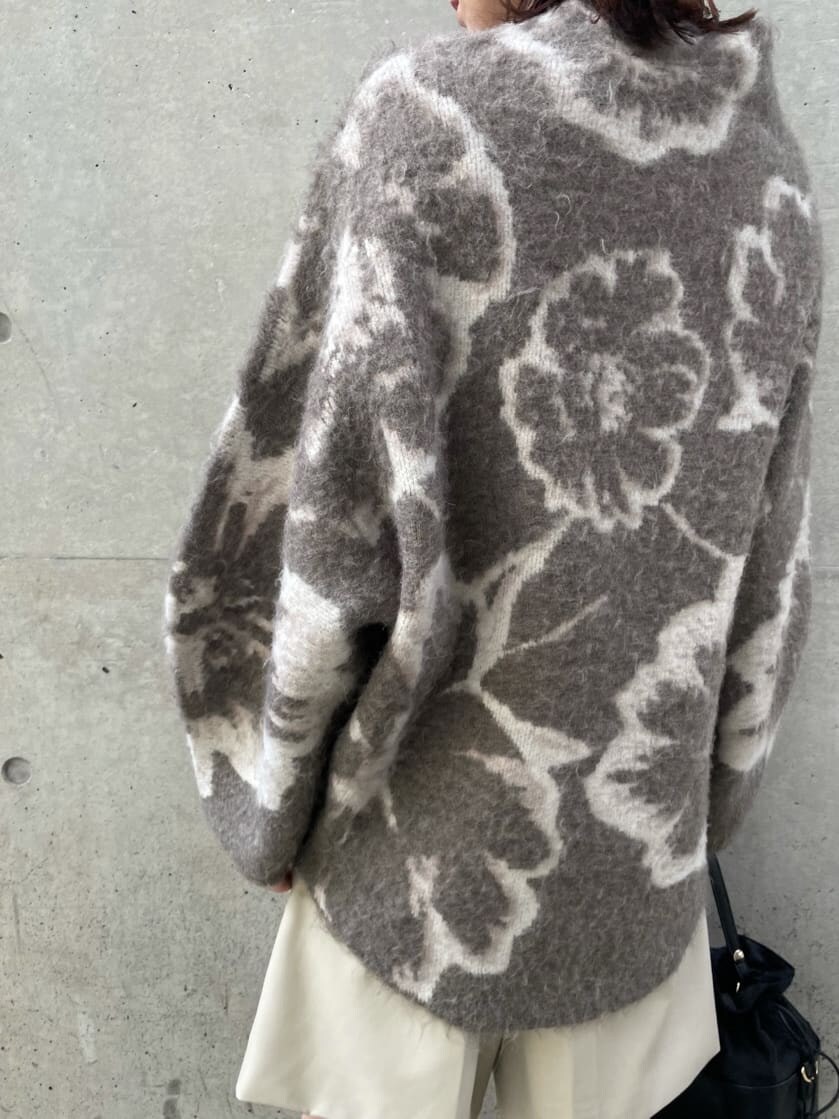 ブラック系のブーツ、ホワイト系のその他パンツ、ブラック系のハンドバッグを着用したレディースの秋コーディネートの4枚目の写真