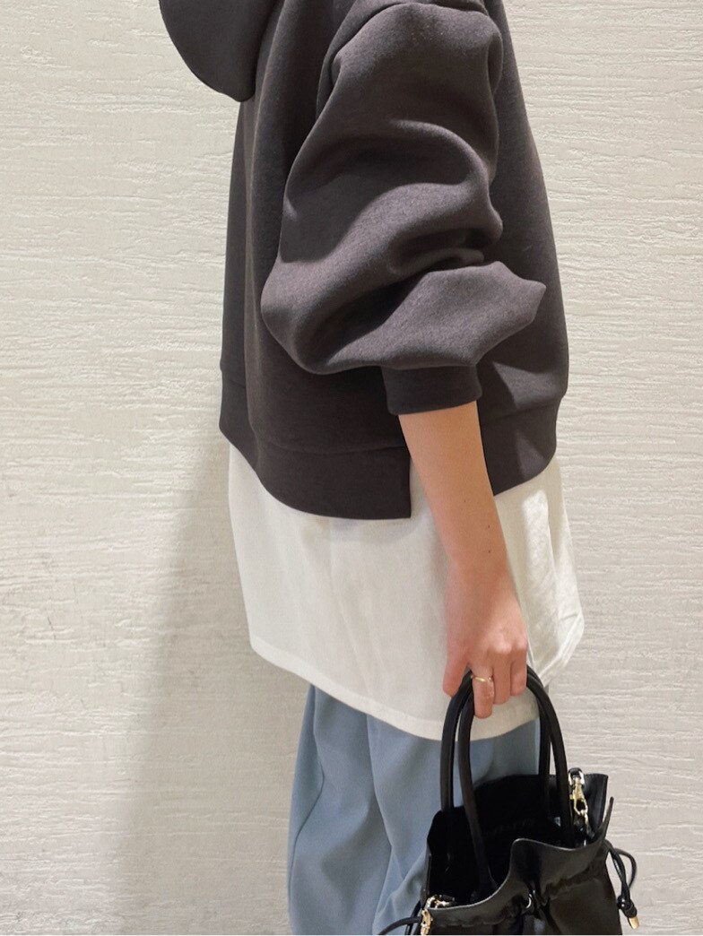 ホワイト系のTシャツ/カットソー、グレー系のパーカー、ブルー系のその他パンツを着用したレディースの冬コーディネートの4枚目の写真