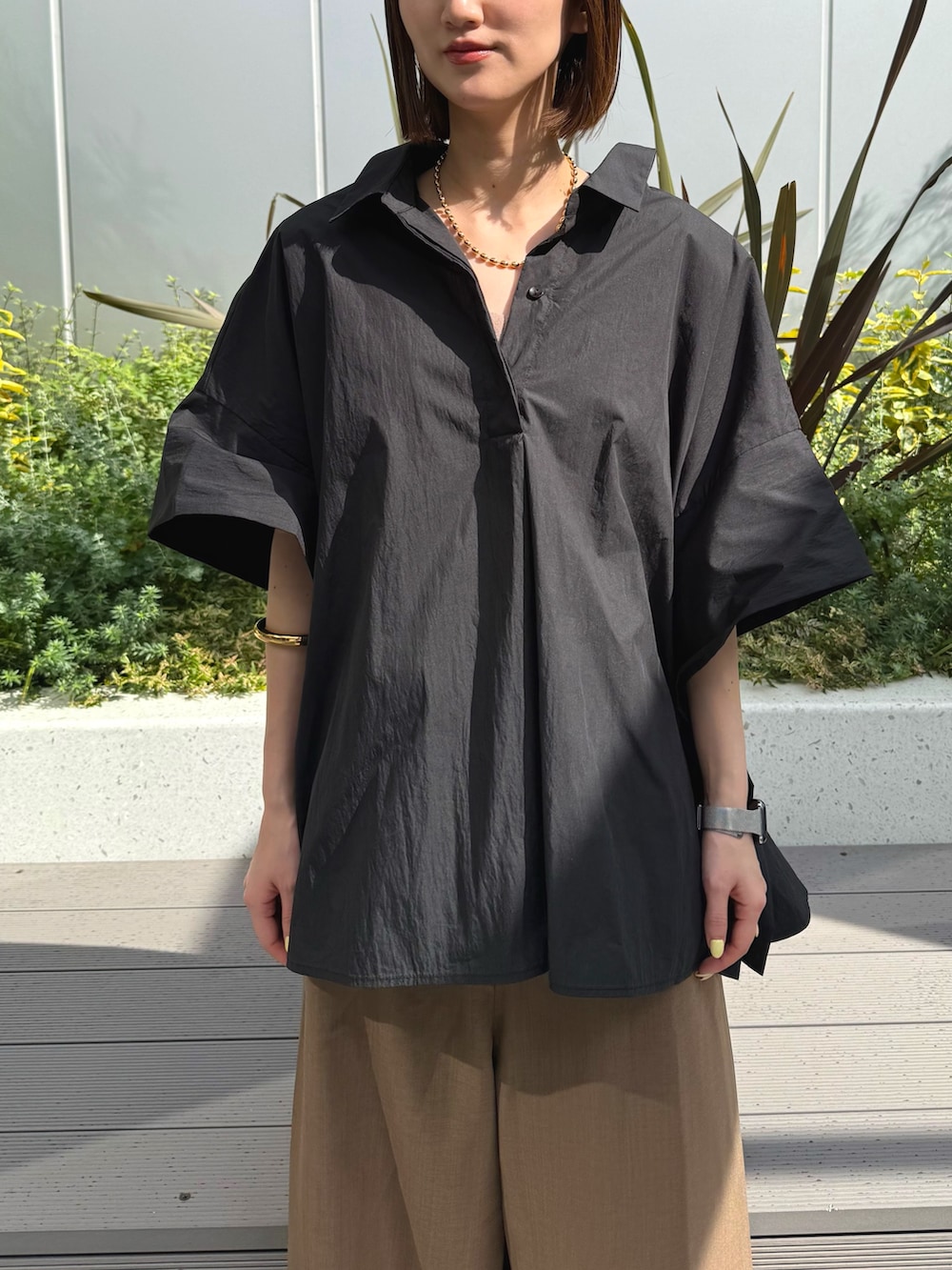 ブラック系のシャツ/ブラウス、ベージュ系のつなぎ/オールインワン、ホワイト系のサンダルを着用したレディースの春コーディネートの5枚目の写真