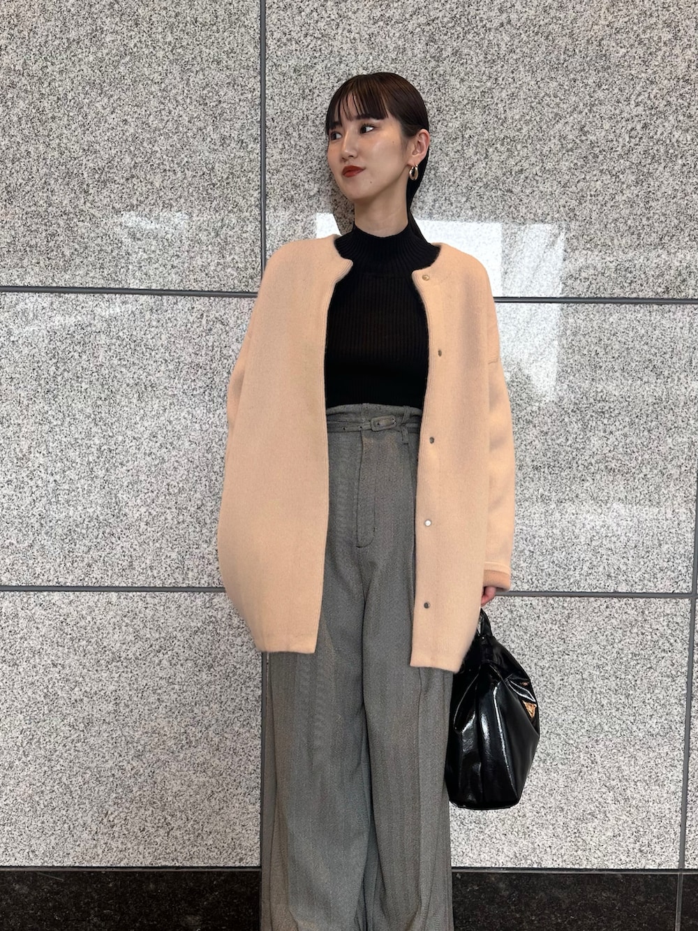 ベージュ系のカーディガン/ボレロ、ブラック系のブーツを着用したレディースの夏コーディネートの3枚目の写真