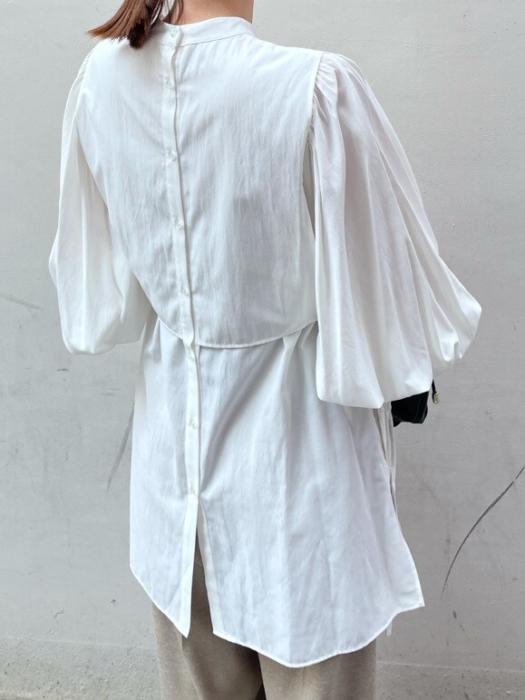 ホワイト系のシャツ/ブラウス、ブラック系のサンダル、ブラック系のハンドバッグを着用したレディースの春コーディネートの3枚目の写真