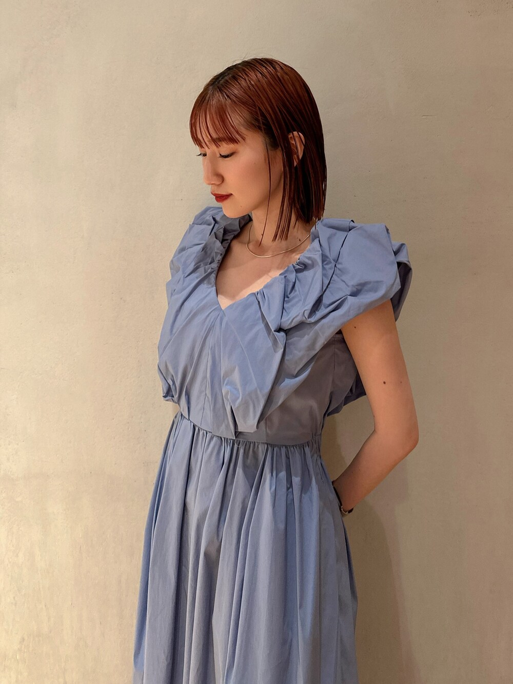 ブルー系のワンピース、ホワイト系のスニーカーを着用したレディースの夏コーディネートの3枚目の写真