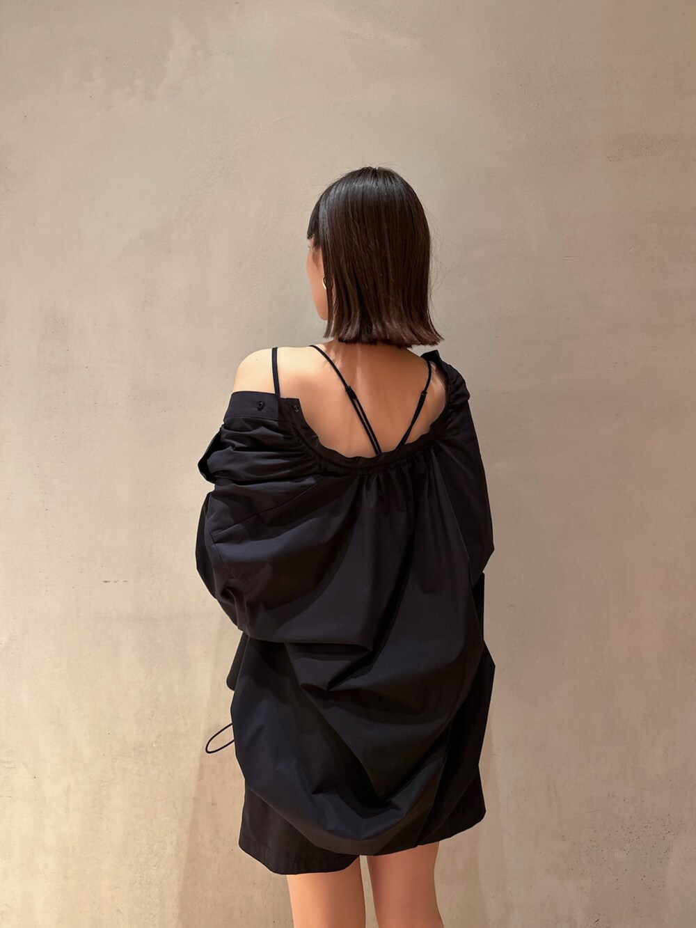 ブラック系のシャツ/ブラウス、ブラック系のその他パンツ、ブラック系のキャミソールを着用したレディースの冬コーディネートの4枚目の写真