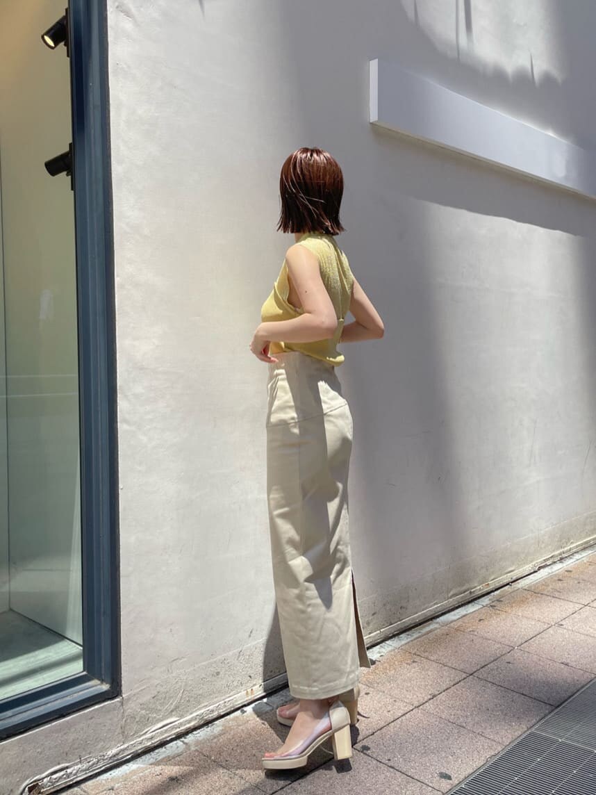 その他のパンプス、イエロー系のニット/セーター、ベージュ系のスカートを着用したレディースの夏コーディネートの4枚目の写真