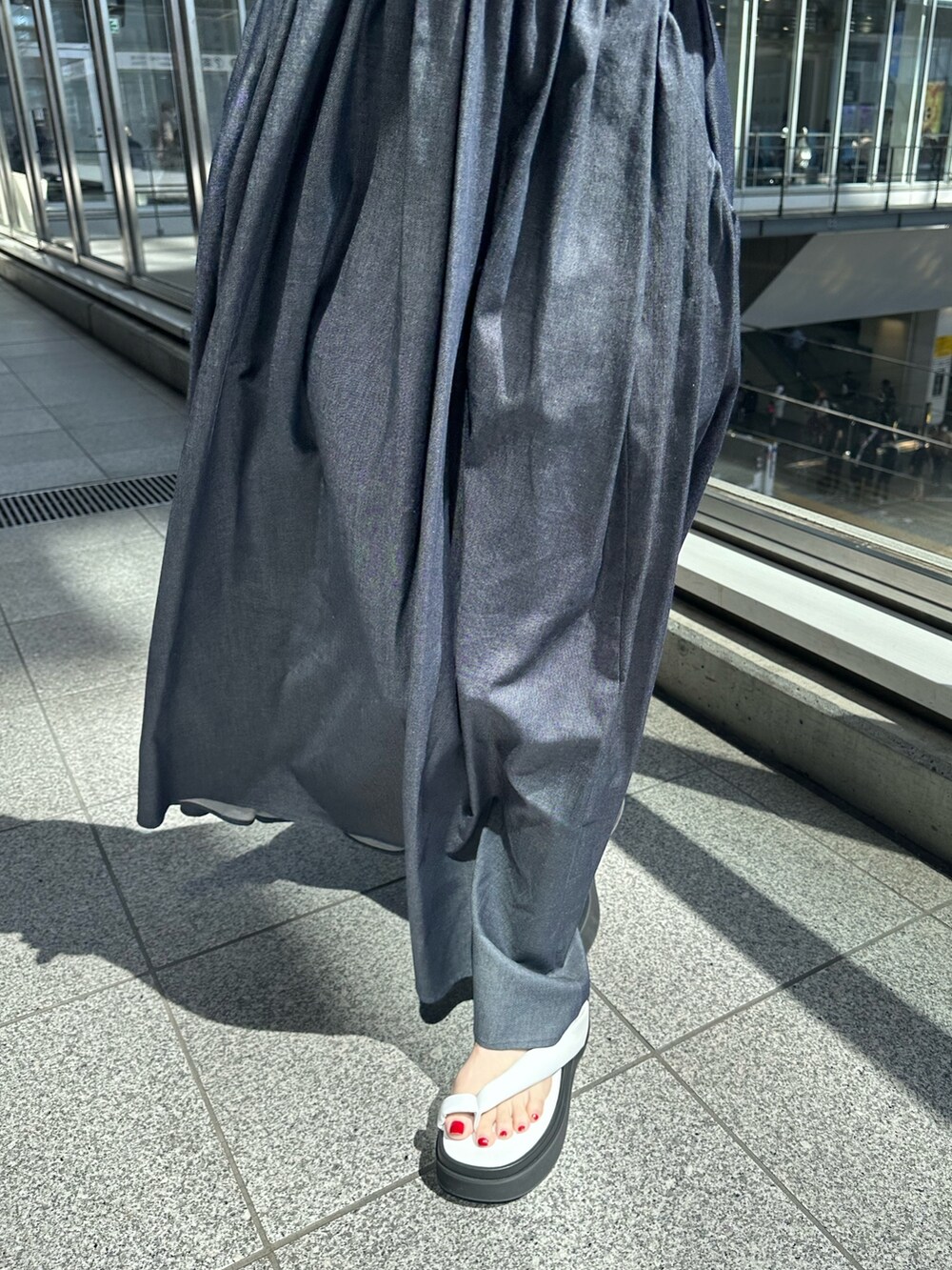 ホワイト系のサンダル、ブルー系のワンピースを着用したレディースの春コーディネートの7枚目の写真