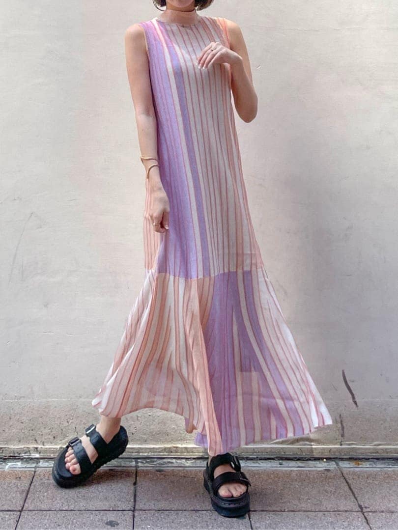 オレンジ系のワンピース、ブラック系のその他シューズを着用したレディースの夏コーディネートの2枚目の写真