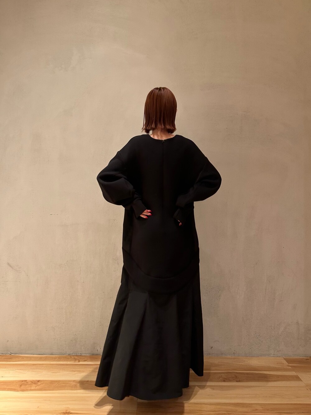 ブラック系のワンピース、ブラック系のブーツ、ブルー系のノーカラーコートを着用したレディースの夏コーディネートの4枚目の写真