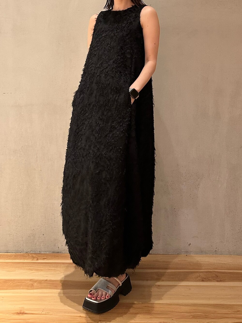 ブラック系のキャミソール、その他のサンダル、シルバー系のパンプスを着用したレディースの春コーディネートの4枚目の写真