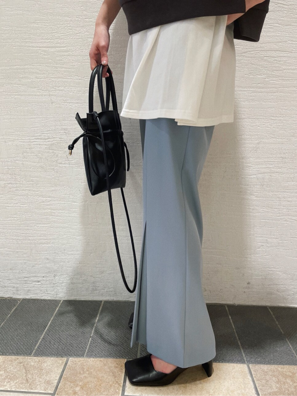 ホワイト系のTシャツ/カットソー、グレー系のパーカー、ブルー系のその他パンツを着用したレディースの冬コーディネートの3枚目の写真