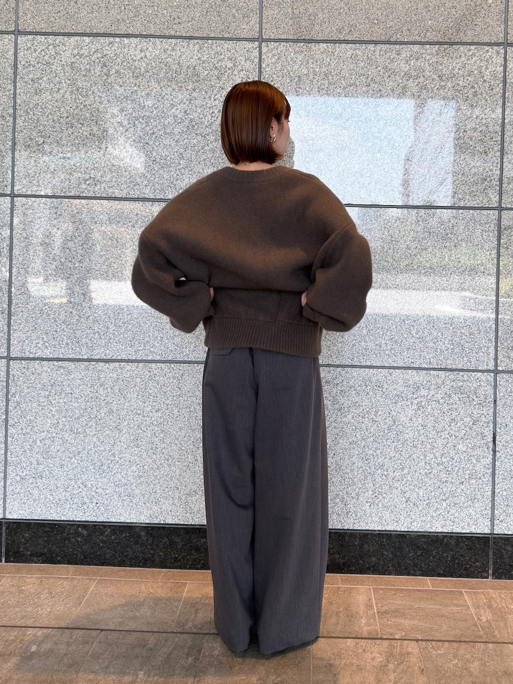 ブラウン系のカーディガン/ボレロ、グレー系のその他パンツ、シルバー系のパンプスを着用したレディースの夏コーディネートの6枚目の写真