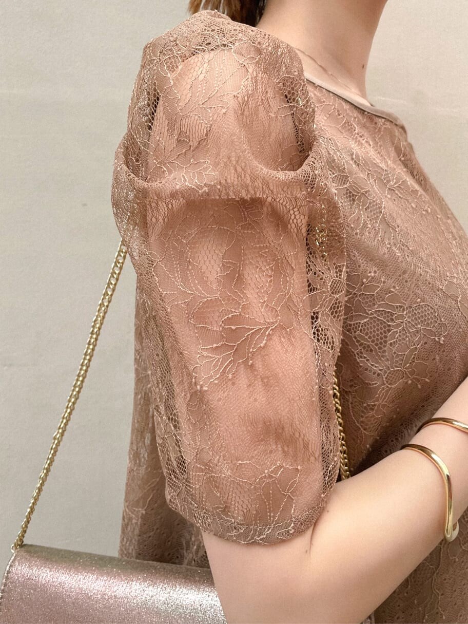 ベージュ系のパンプス、ゴールド系のクラッチバッグ、ベージュ系のドレスを着用したレディースの春コーディネートの7枚目の写真