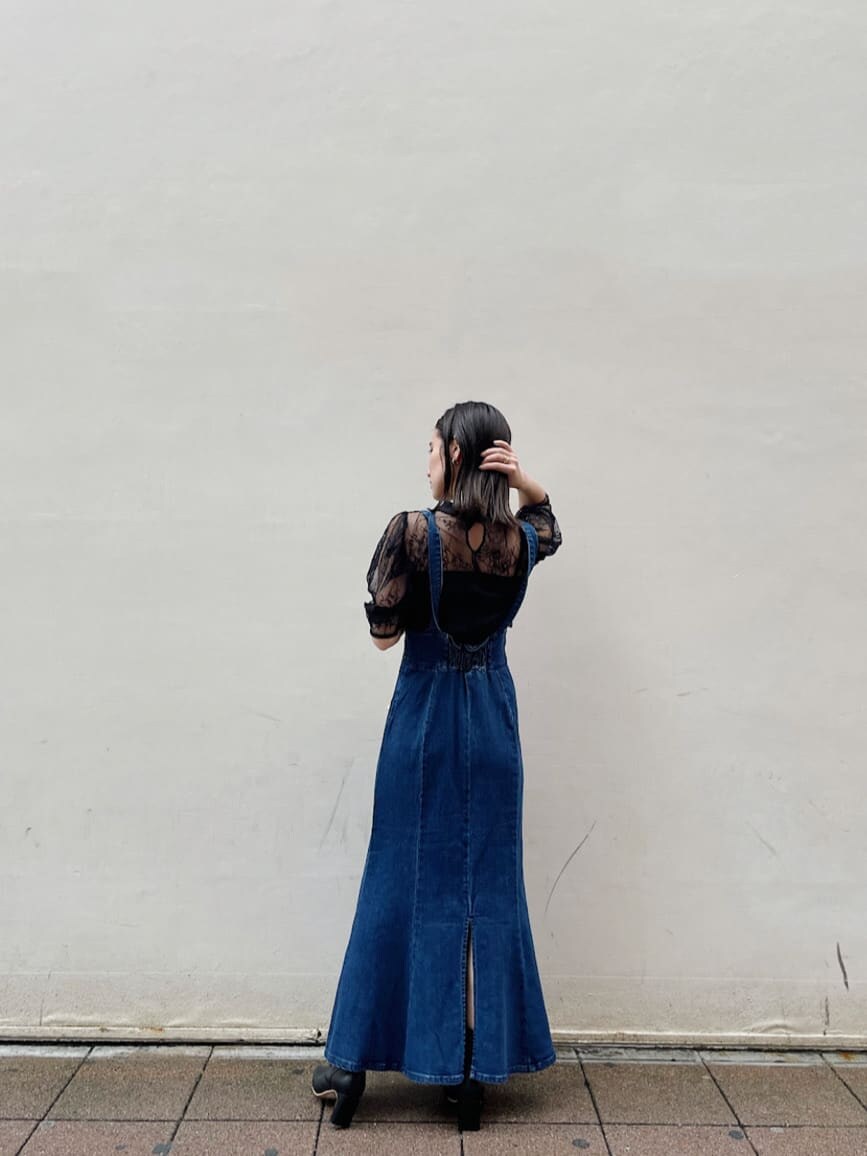 ブラック系のシャツ/ブラウス、ブルー系のスカート、ブラック系のその他シューズを着用したレディースの夏コーディネートの3枚目の写真