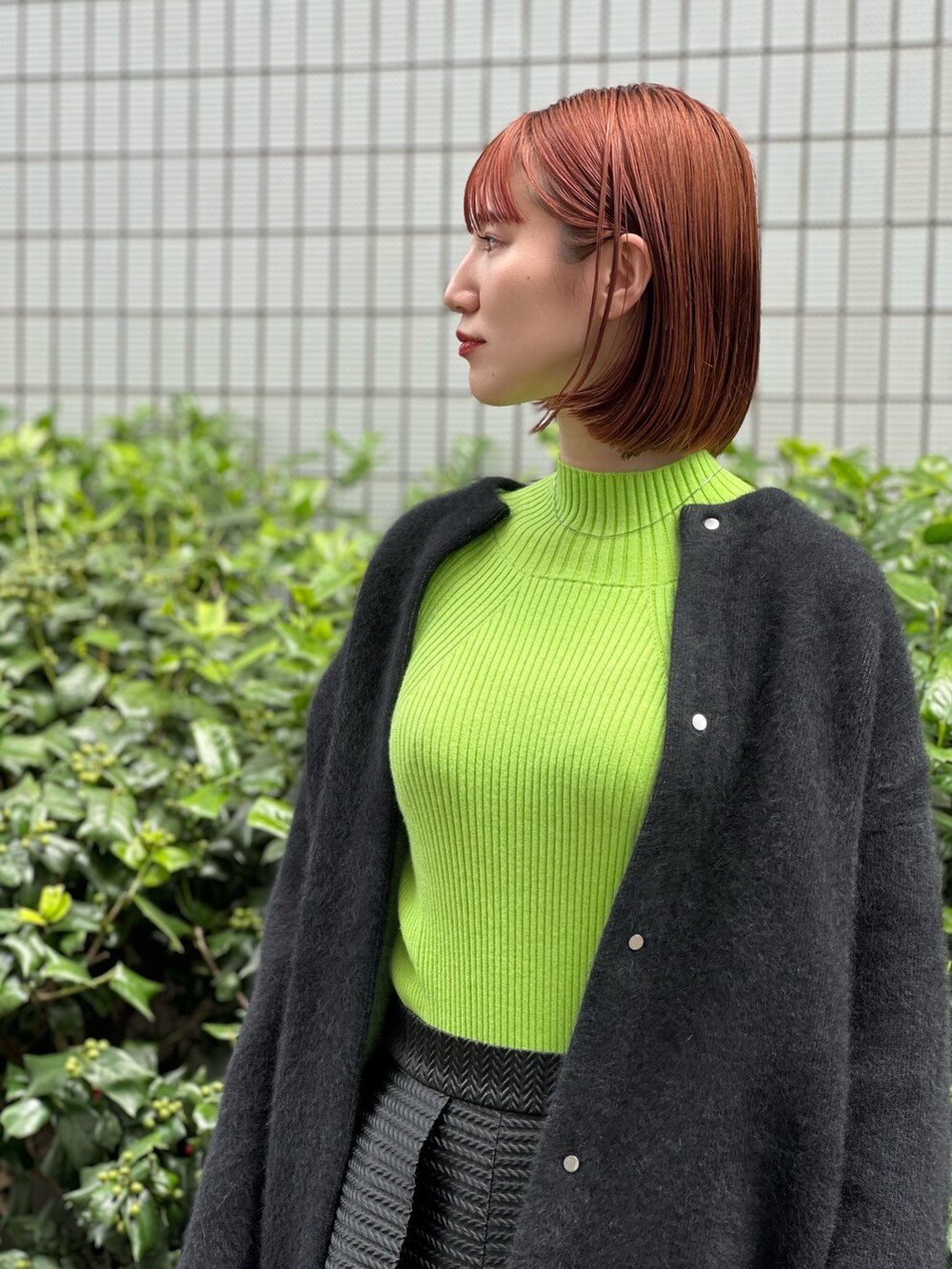 ブラック系のノーカラージャケット、ブラック系のスカート、ブラック系のパンプスを着用したレディースの夏コーディネートの4枚目の写真