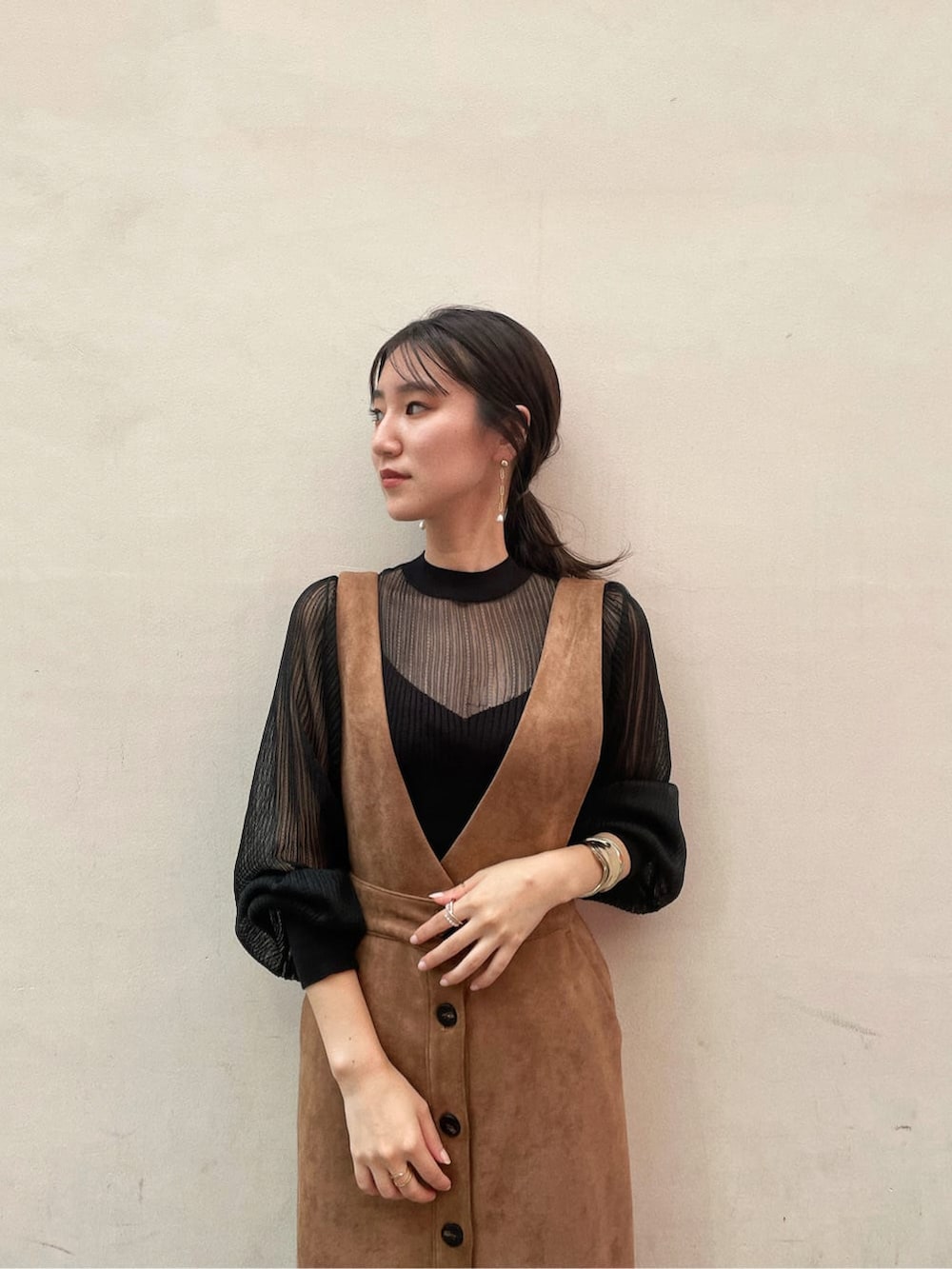 ブラウン系のスカート、ブラック系のその他シューズ、ブラック系のニット/セーターを着用したレディースの夏コーディネートの2枚目の写真