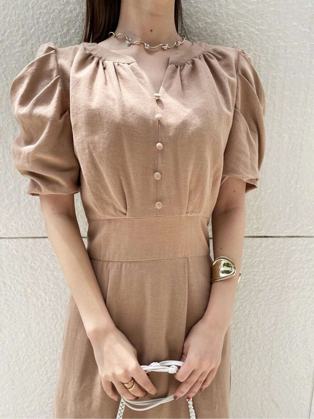 その他のその他シューズ、ホワイト系のショルダーバッグ、ベージュ系のワンピースを着用したレディースの春コーディネートの3枚目の写真