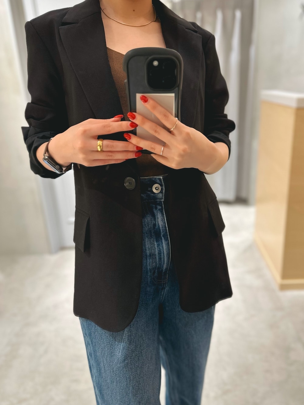 ブラック系のテーラードジャケット、ブルー系のデニムパンツ、イエロー系のテーラードジャケットを着用したレディースの冬コーディネートの3枚目の写真