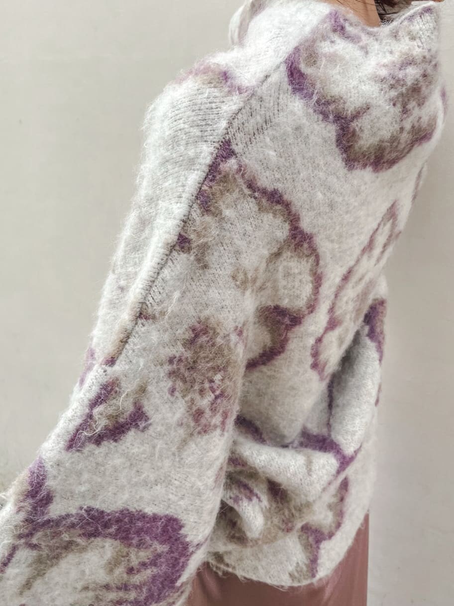 パープル系のスカート、ブラック系のブーツ、グレー系のニット/セーターを着用したレディースの秋コーディネートの4枚目の写真