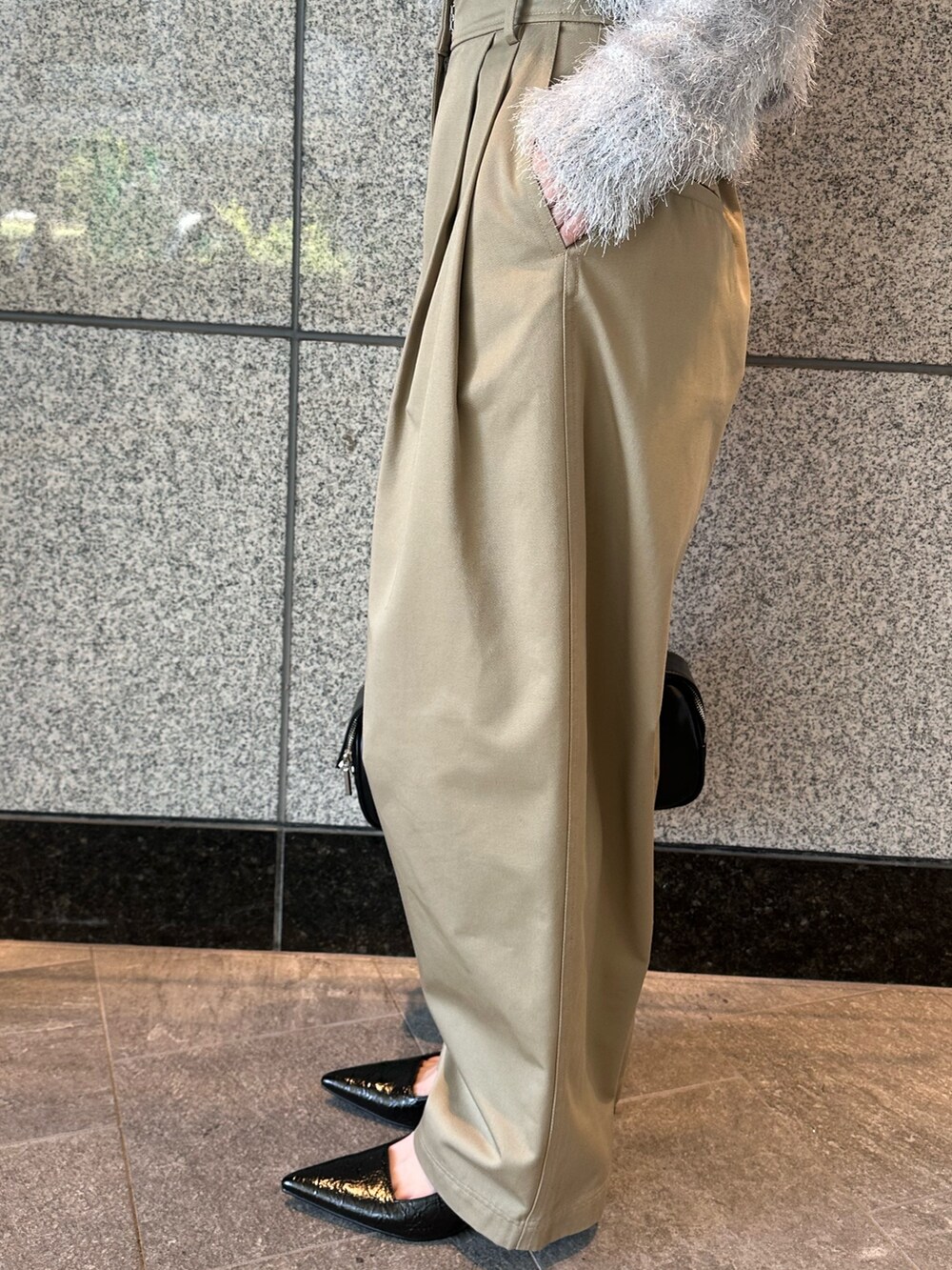 グレー系のニット/セーター、ベージュ系のその他パンツ、ブラック系のボストンバッグを着用したレディースの秋コーディネートの9枚目の写真