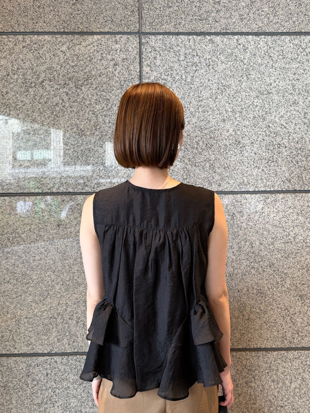 ブラック系のシャツ/ブラウス、ブラウン系のその他パンツ、ブラック系のバックパック/リュックを着用したレディースの春コーディネートの7枚目の写真