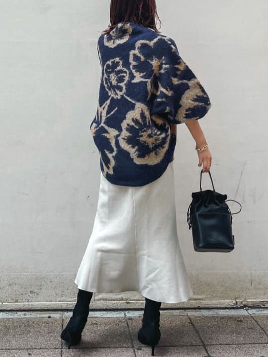 ブラック系のブーツ、グレー系のスカート、ブルー系のニット/セーターを着用したレディースの秋コーディネートの6枚目の写真